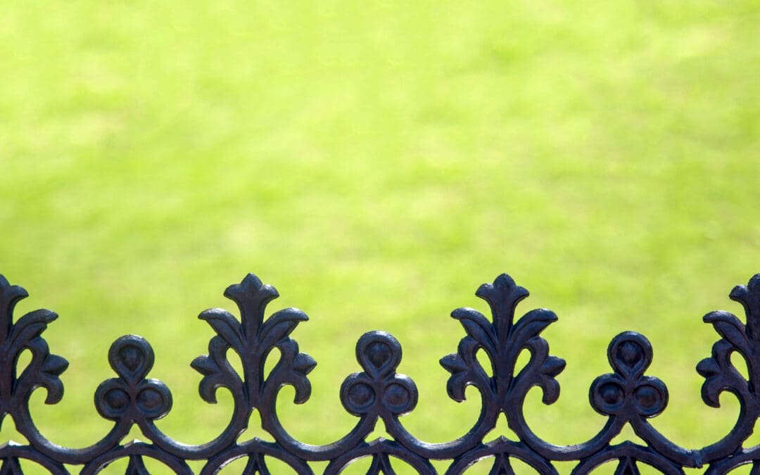 8 Gorgeous Vintage Fence Designs That Never Go Out of Style