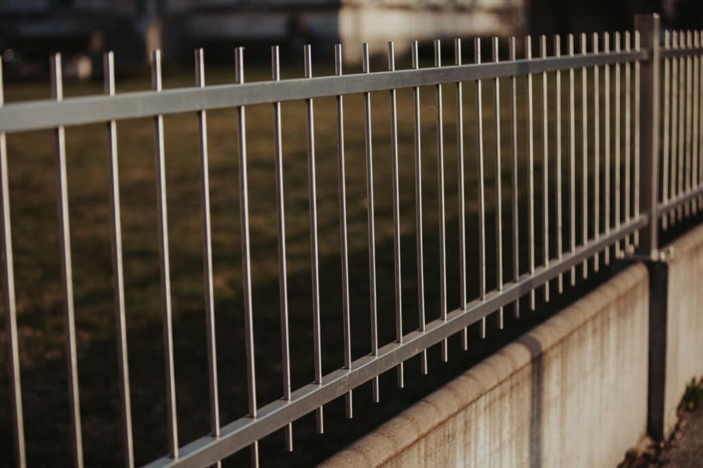 10 Clear Reasons to Choose Aluminum Rail Fence for Your Property