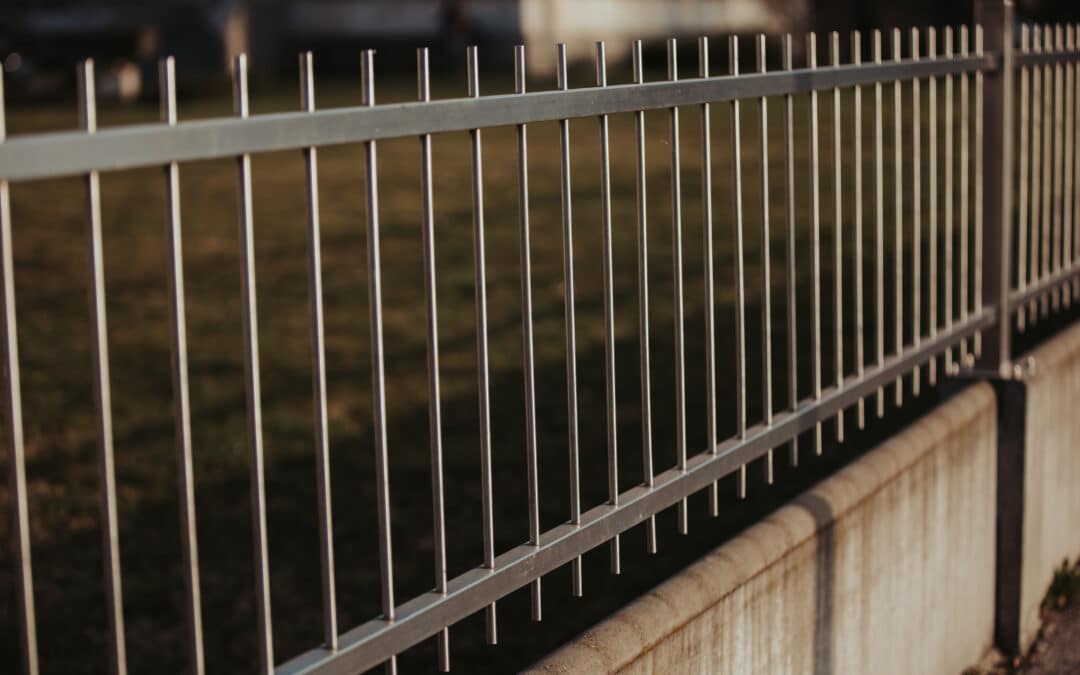 10 Clear Reasons to Choose Aluminum Rail Fence for Your Property